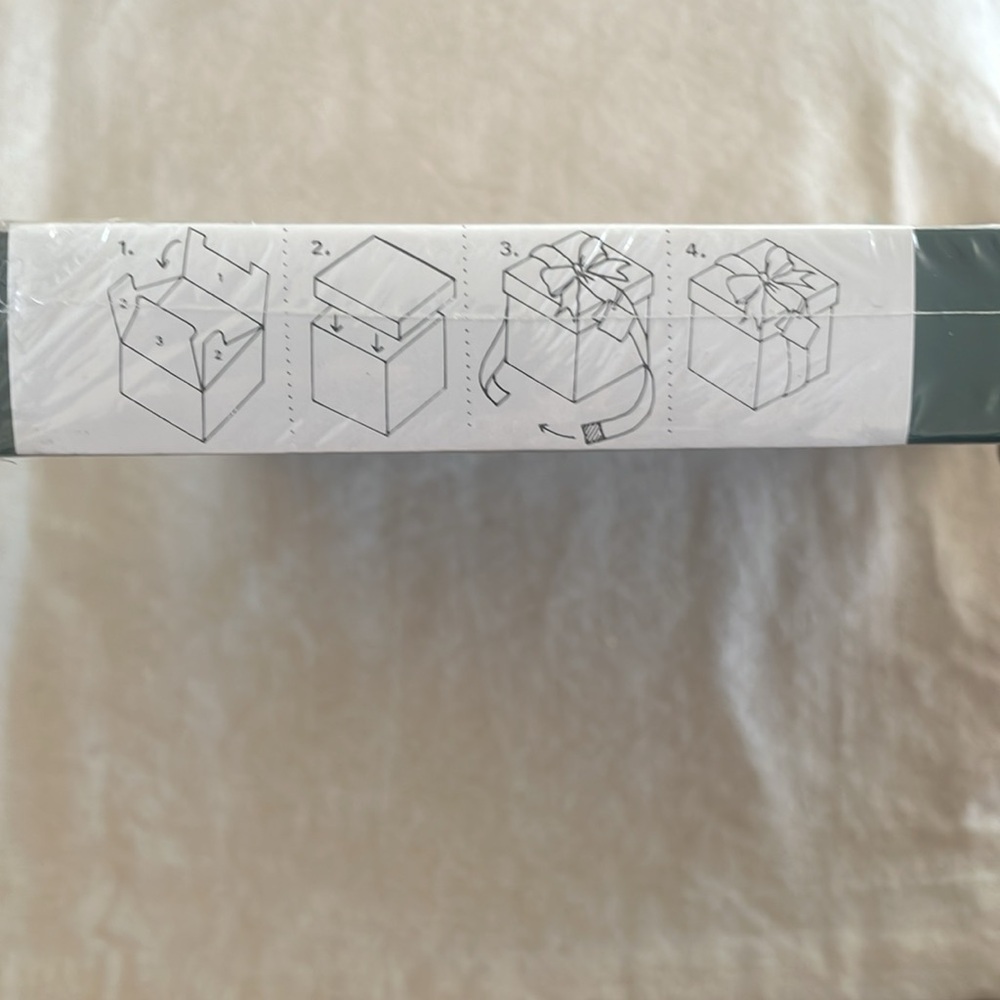 Christmas Gift Box Set - Includes Gift Box  With Lid, Note Card & Ribbon - Picture 6 of 7